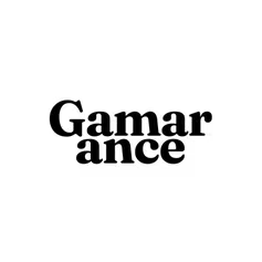 Ein schwarzweißes Bild zeigt eine Person mit ernstem Blick und markanten Gesichtszügen