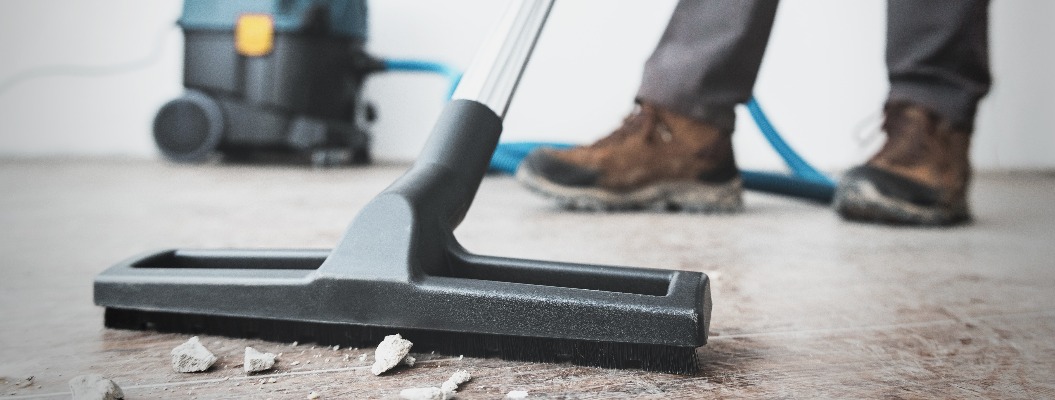 Professioneller Baureinigungsservice mit leistungsstarkem Staubsauger