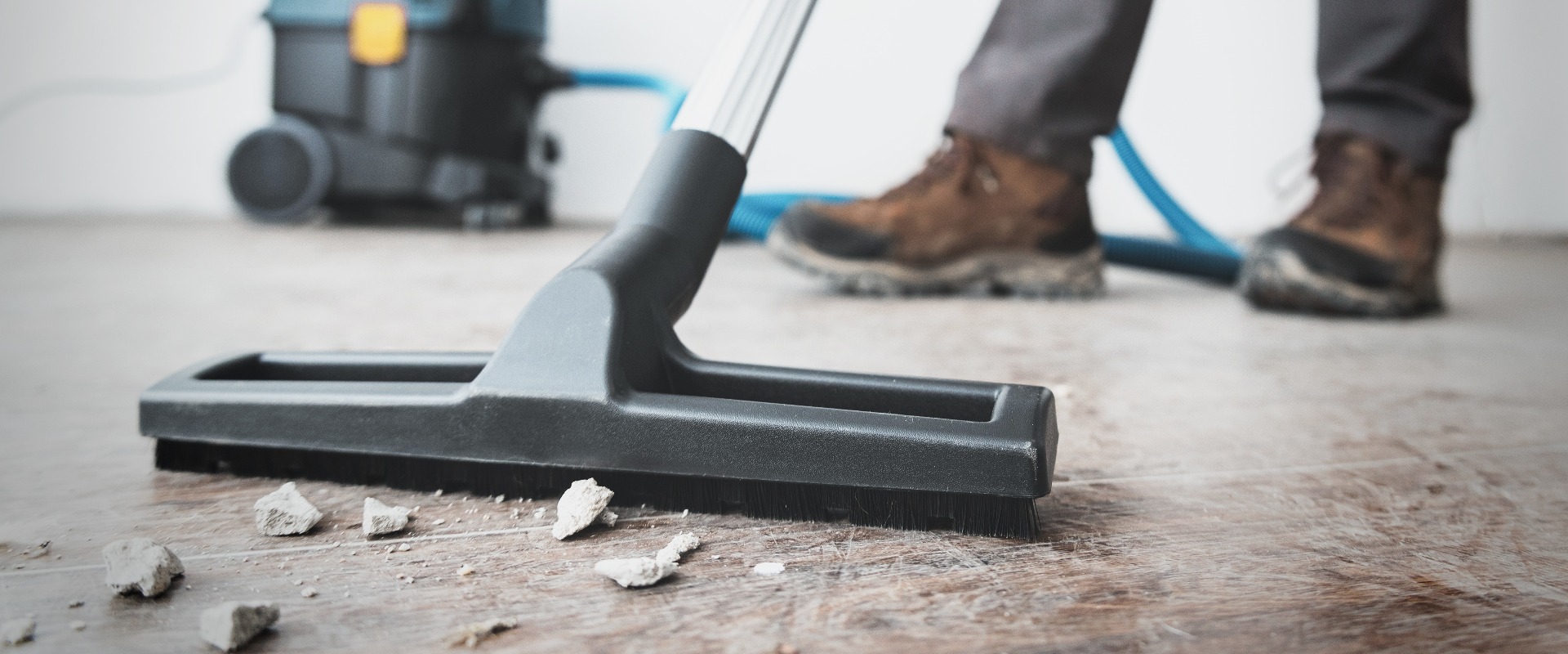 Professioneller Baureinigungsservice mit leistungsstarkem Staubsauger